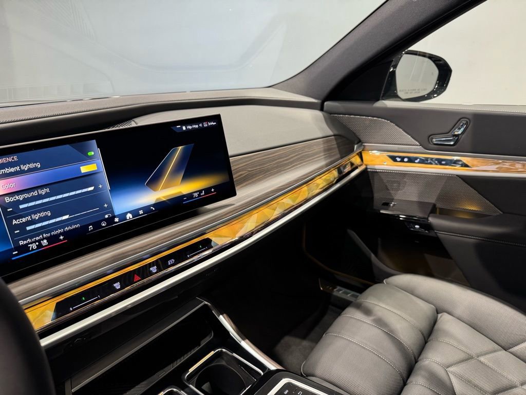 Used 2025 BMW 760i xDrive image 32