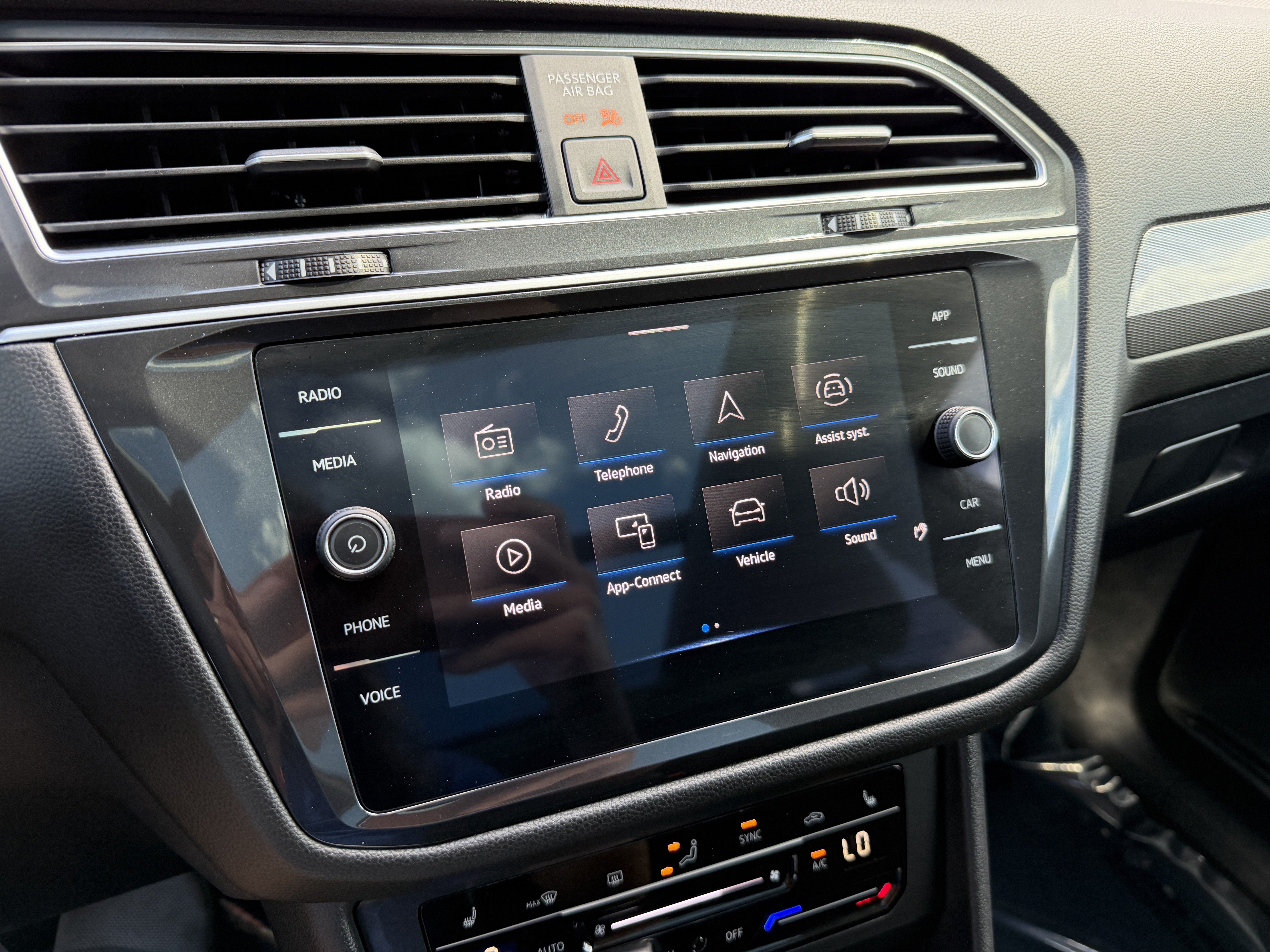 Used 2024 Volkswagen Tiguan SE w/ Panoramic Sunroof Package FWD image 23
