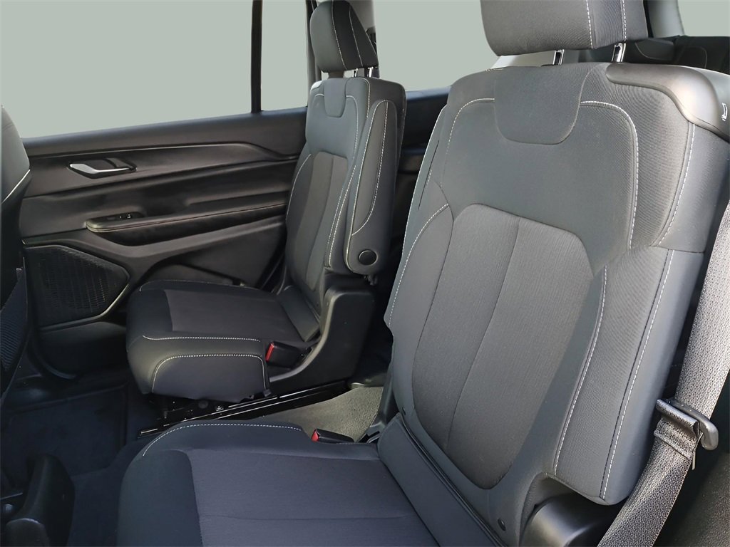 Used 2023 Jeep Grand Cherokee L Laredo image 25