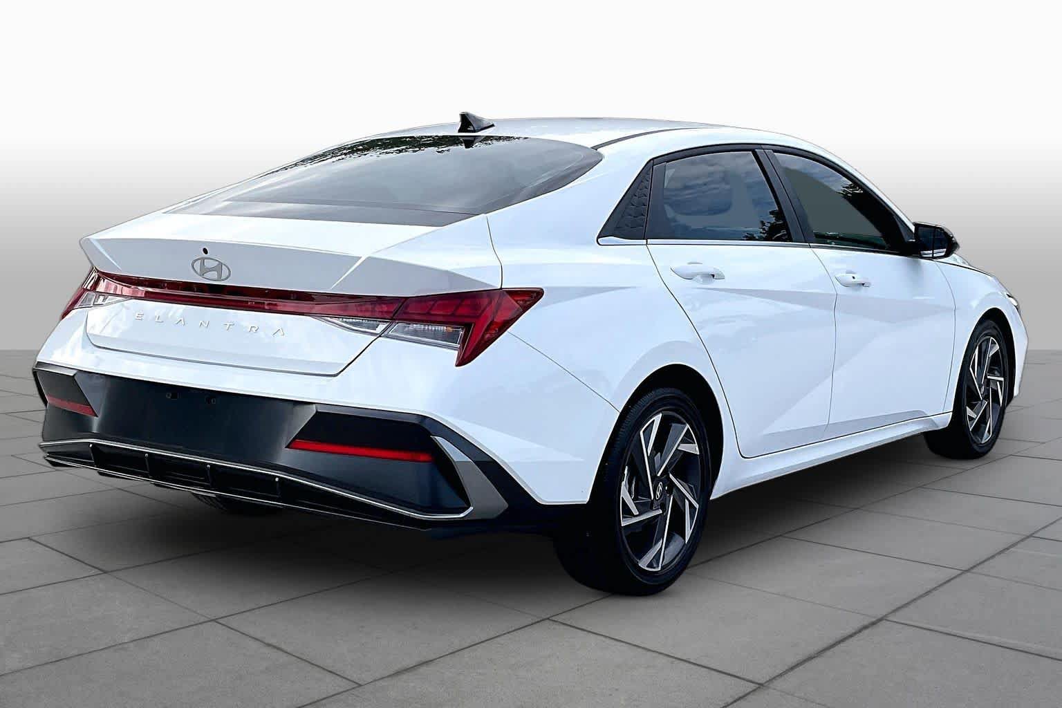 Used 2025 Hyundai Elantra SEL w/ Cargo Package FWD image 12
