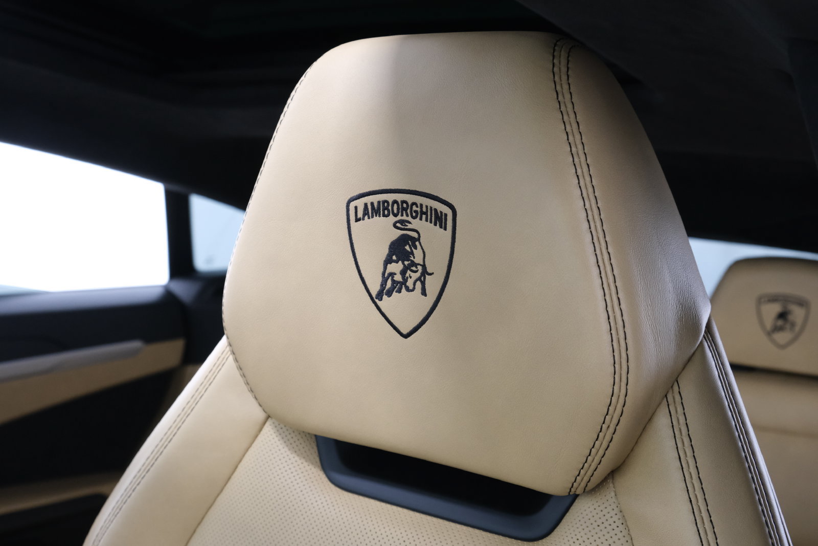 Used 2020 Lamborghini Urus AWD/4WD image 31