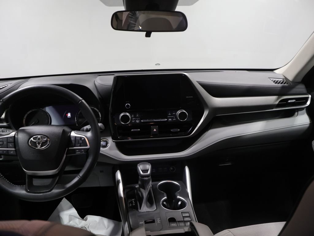 Used 2023 Toyota Highlander LE FWD image 16