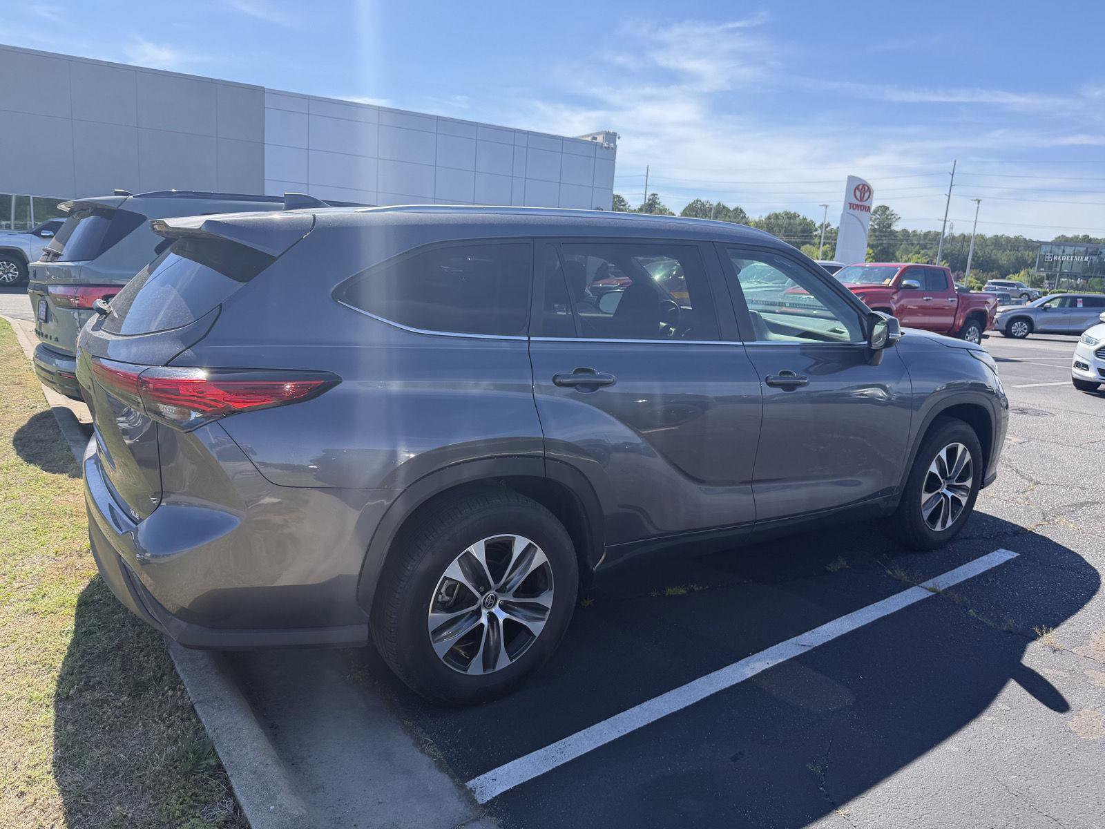 Used 2023 Toyota Highlander XLE FWD image 5