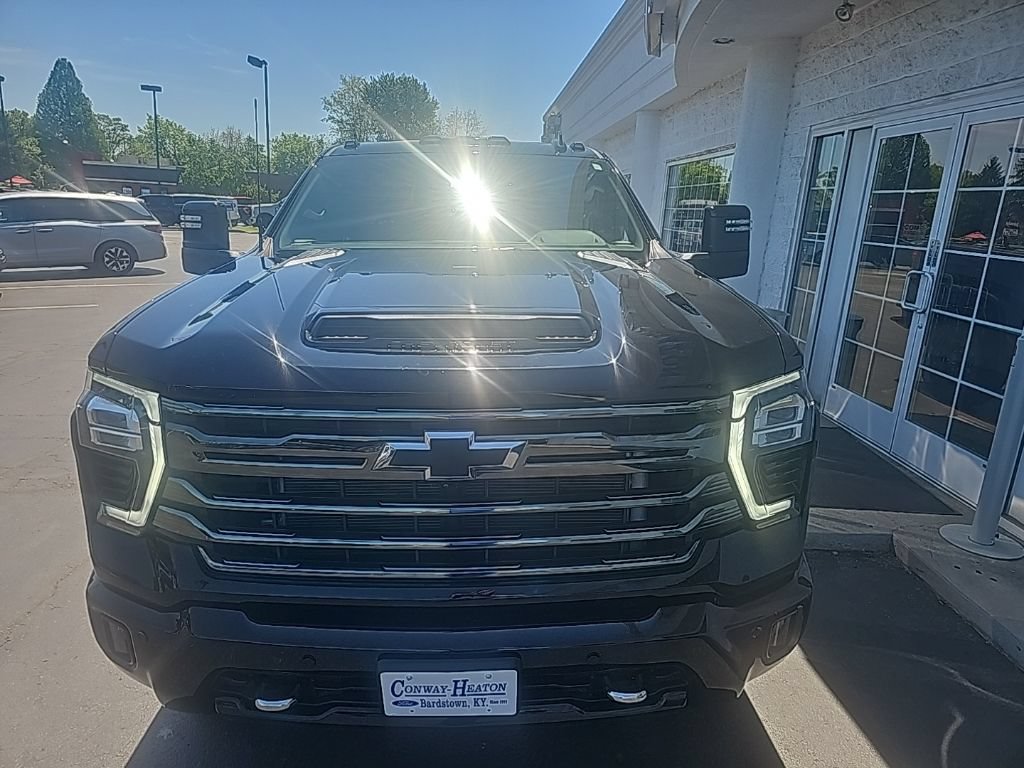 Used 2024 Chevrolet Silverado 2500 High Country w/ Midnight Edition AWD/4WD image 3
