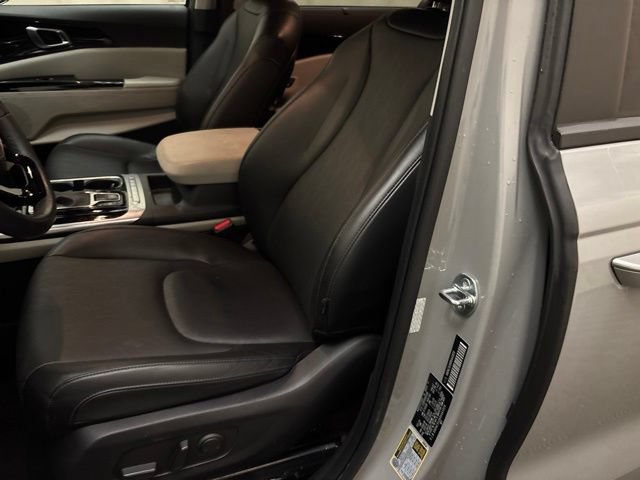Used 2024 Kia Carnival EX FWD image 10