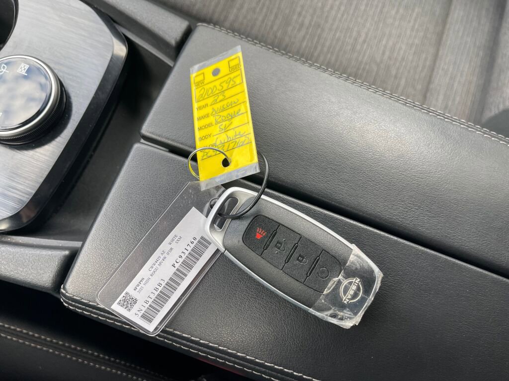 Used 2023 Nissan Rogue SV image 4