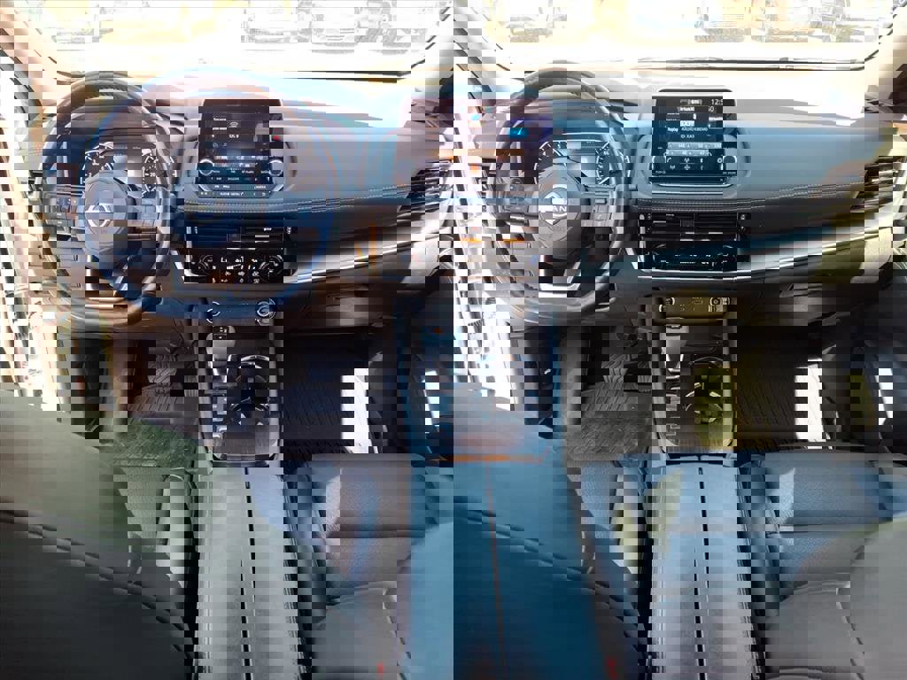 Used 2023 Nissan Rogue SV w/ SV Premium Package image 7