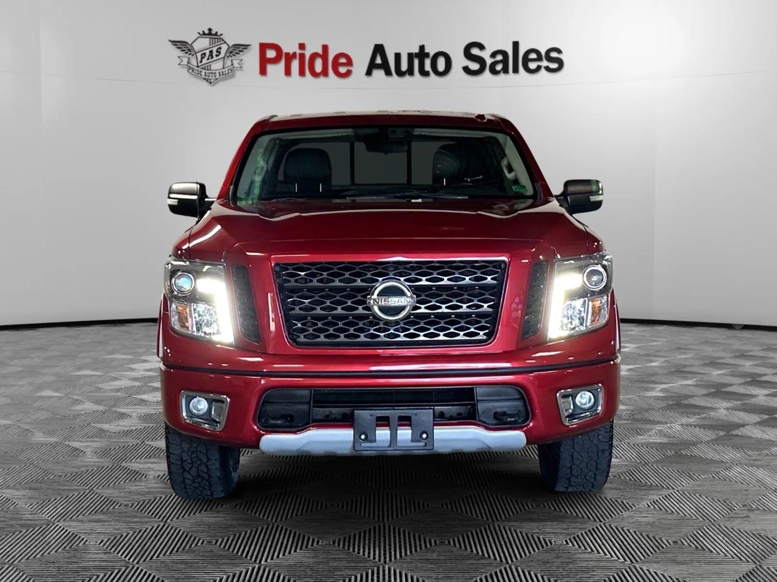 Used 2019 Nissan Titan PRO-4X image 2