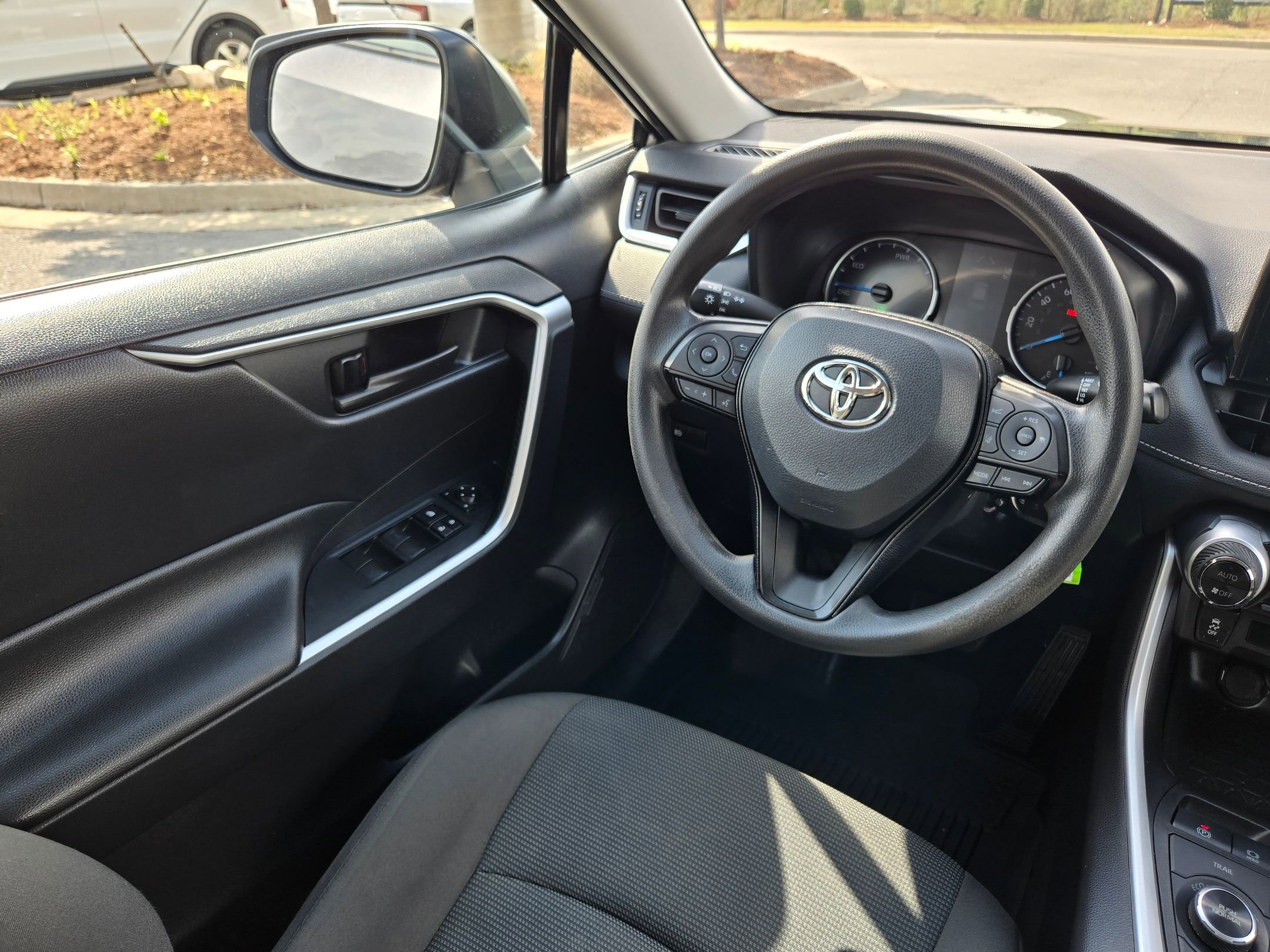Used 2021 Toyota RAV4 LE image 9
