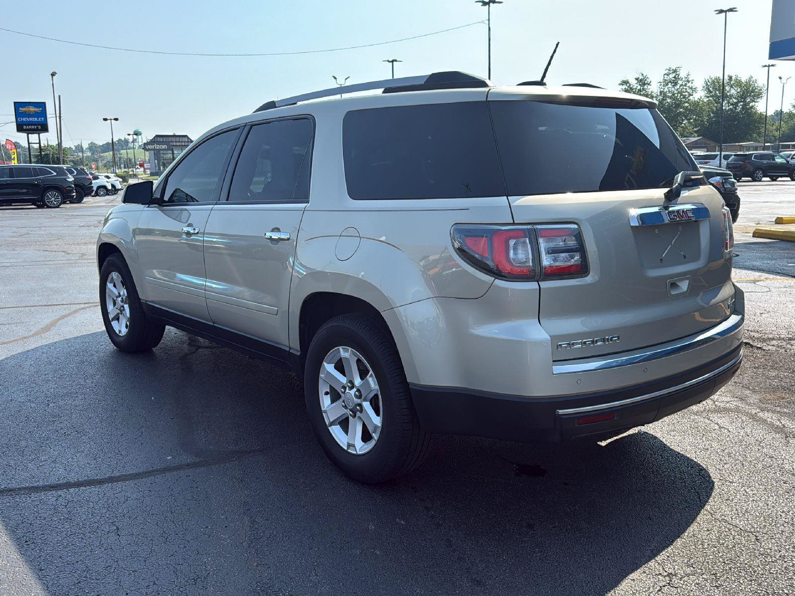 Used 2016 GMC Acadia SLE AWD/4WD image 3