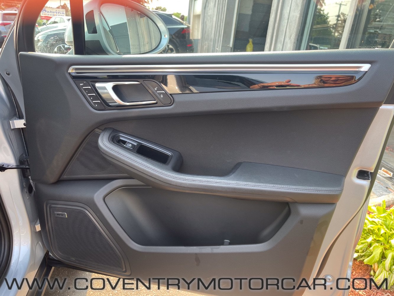 Used 2018 Porsche Macan Sport Edition AWD/4WD image 47