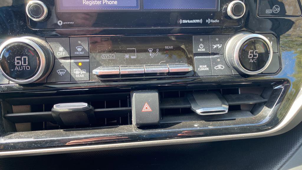 Used 2020 Toyota Highlander XLE image 19