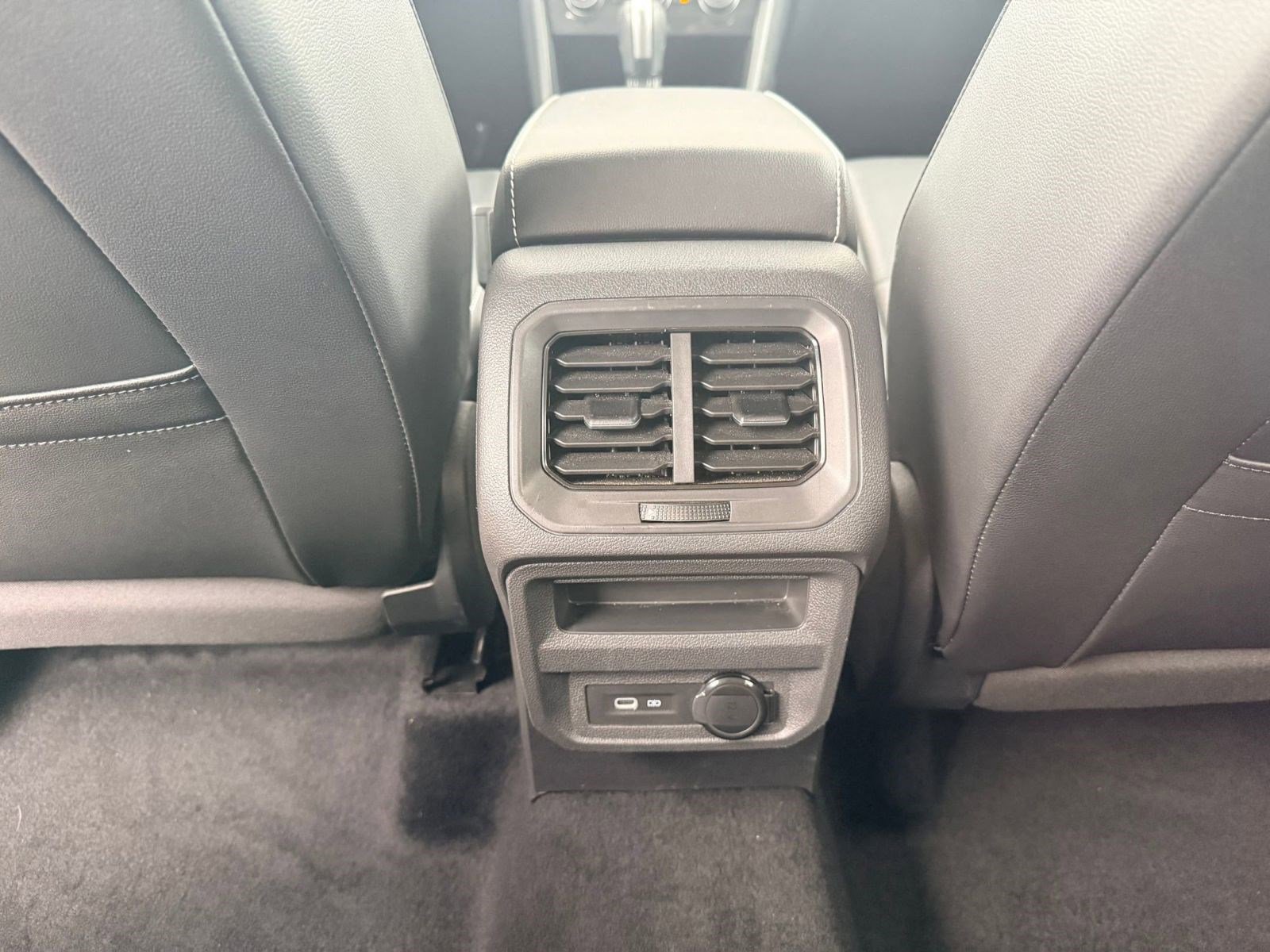 Used 2021 Volkswagen Tiguan SE image 24