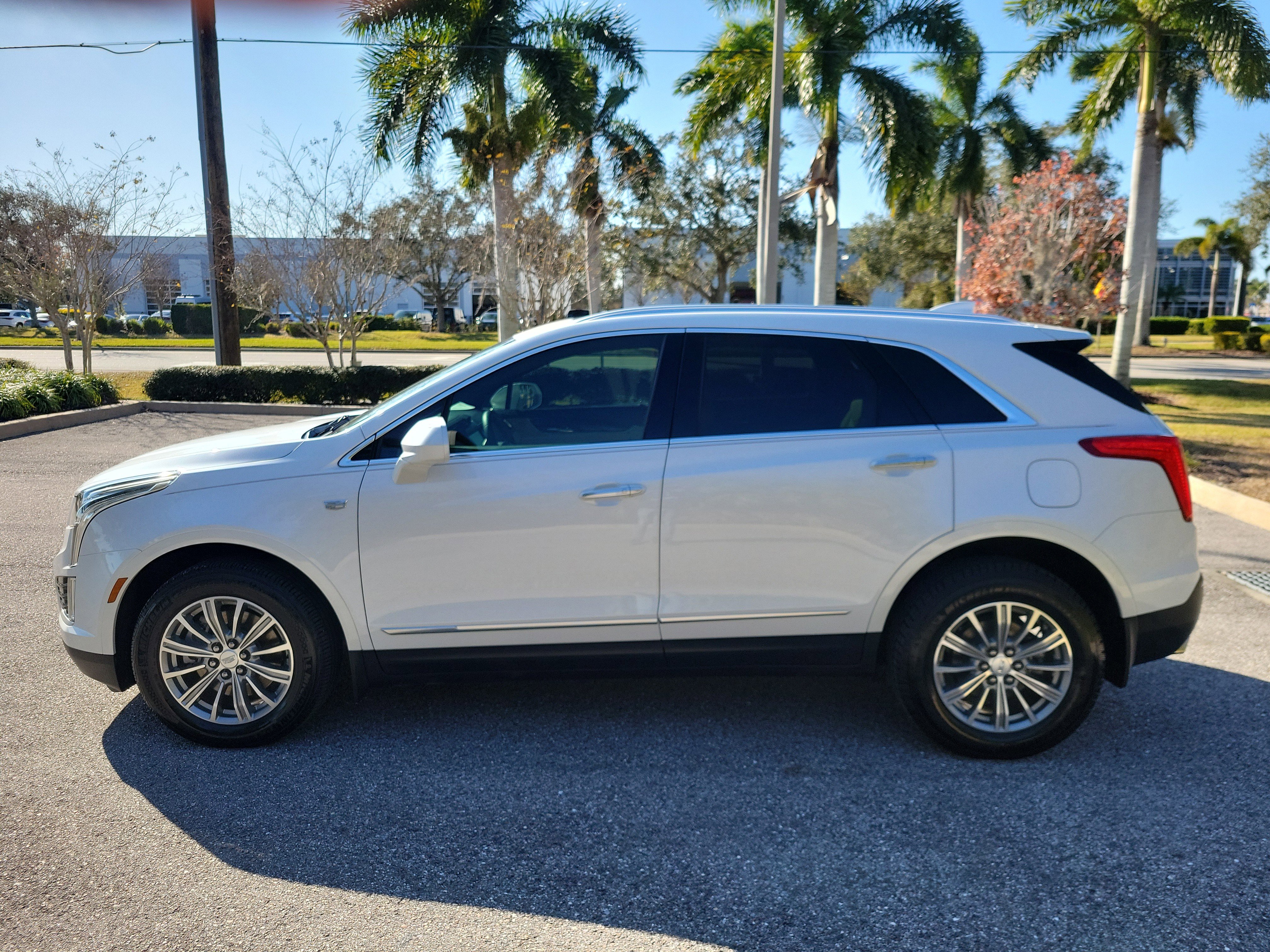 Used 2017 Cadillac XT5 Luxury w/ Driver Awareness Package image 7
