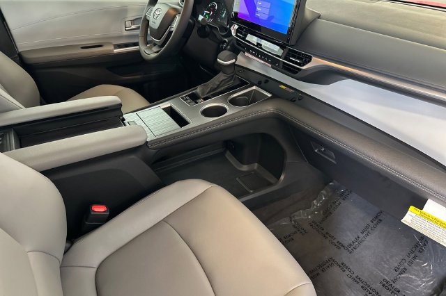 Certified 2026 Toyota Sienna XLE FWD image 23