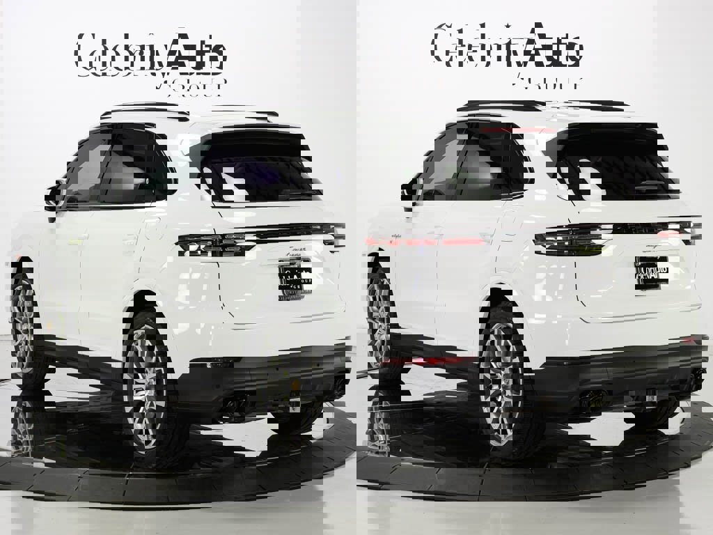 Used 2023 Porsche Cayenne Platinum Edition image 5