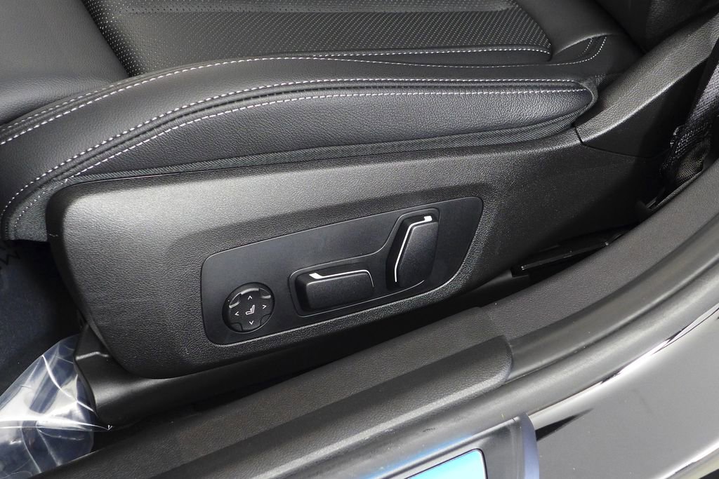 Used 2025 BMW 330i Sedan w/ Convenience Package RWD image 23