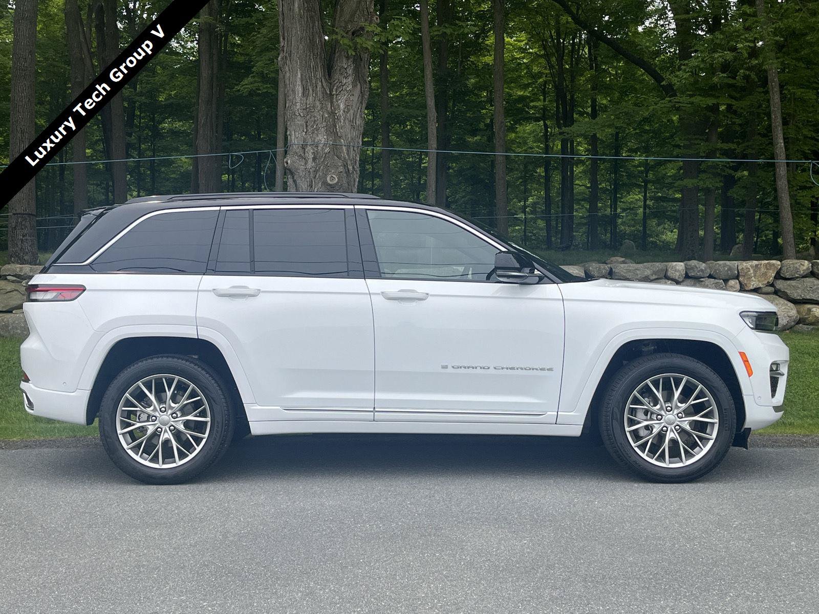 Used 2025 Jeep Grand Cherokee Summit w/ Luxury Tech Group V AWD/4WD image 2