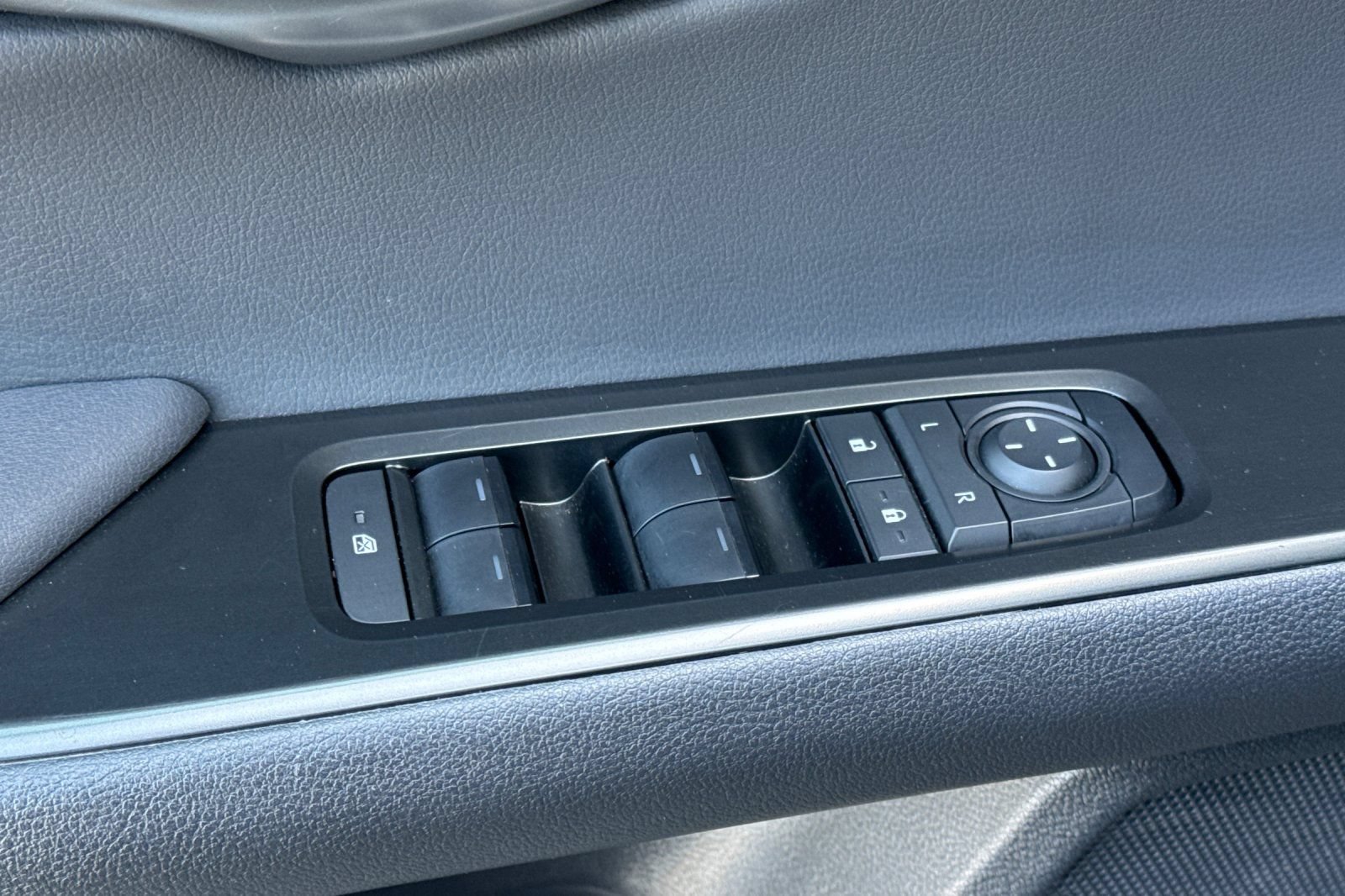 Used 2025 Lexus UX 300h FWD w/ Accessory Package (Z2) image 11
