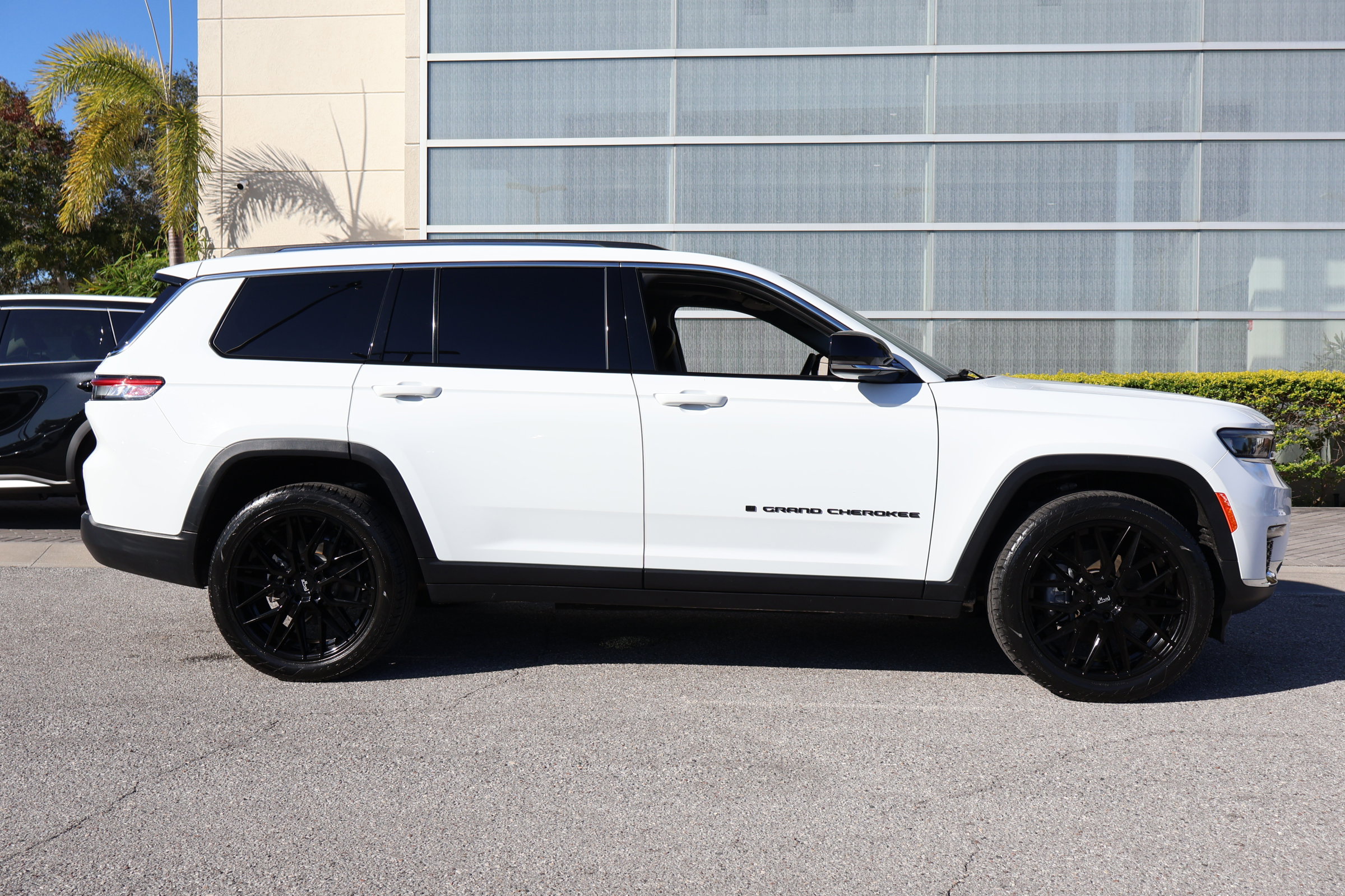 Used 2022 Jeep Grand Cherokee L Limited image 11