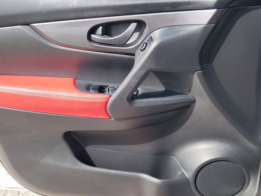 Used 2020 Nissan Rogue S FWD image 16