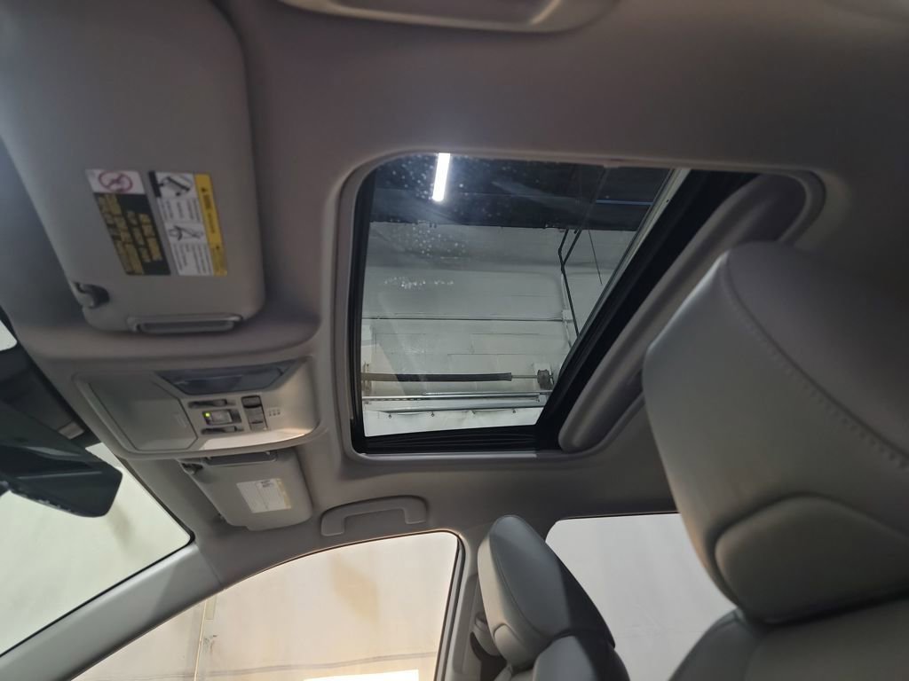 Used 2021 Toyota RAV4 XLE Premium image 14