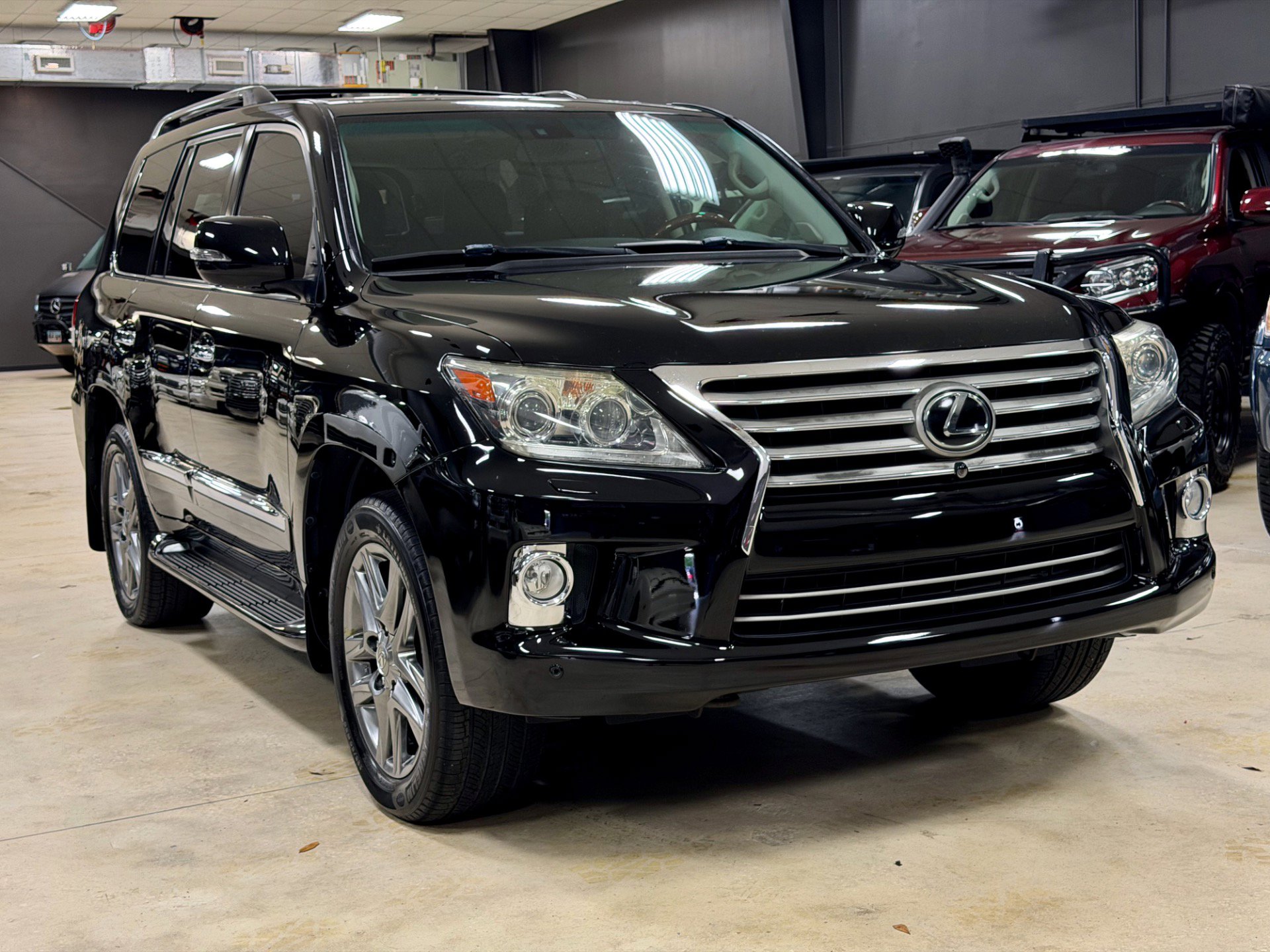 Used 2013 Lexus LX 570 4WD w/ Luxury Pkg w/Pre-crash image 3