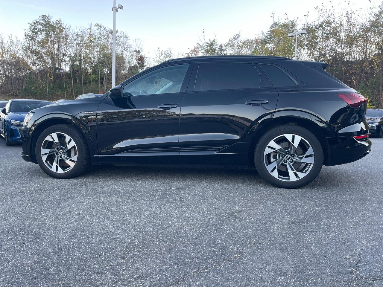 Used 2023 Audi e-tron Premium w/ Convenience Plus Package image 3