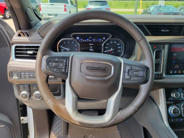Used 2021 GMC Yukon Denali w/ Denali Premium Package image 12