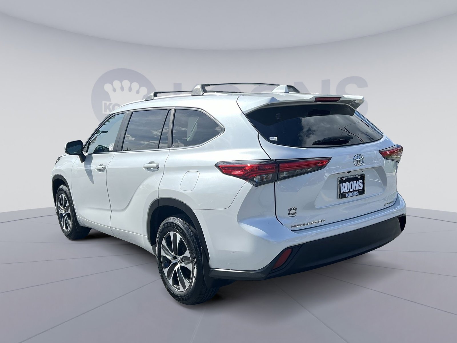 Used 2023 Toyota Highlander XLE AWD/4WD image 4