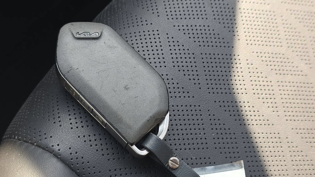 Used 2025 Kia Carnival FWD image 29
