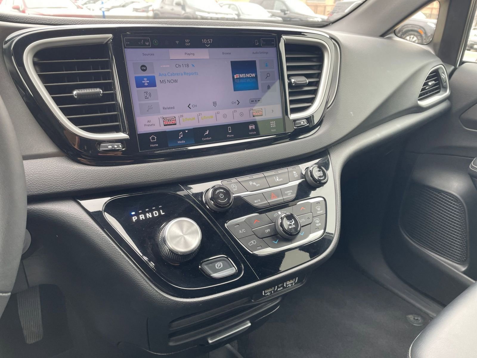 Used 2025 Chrysler Pacifica Select image 17