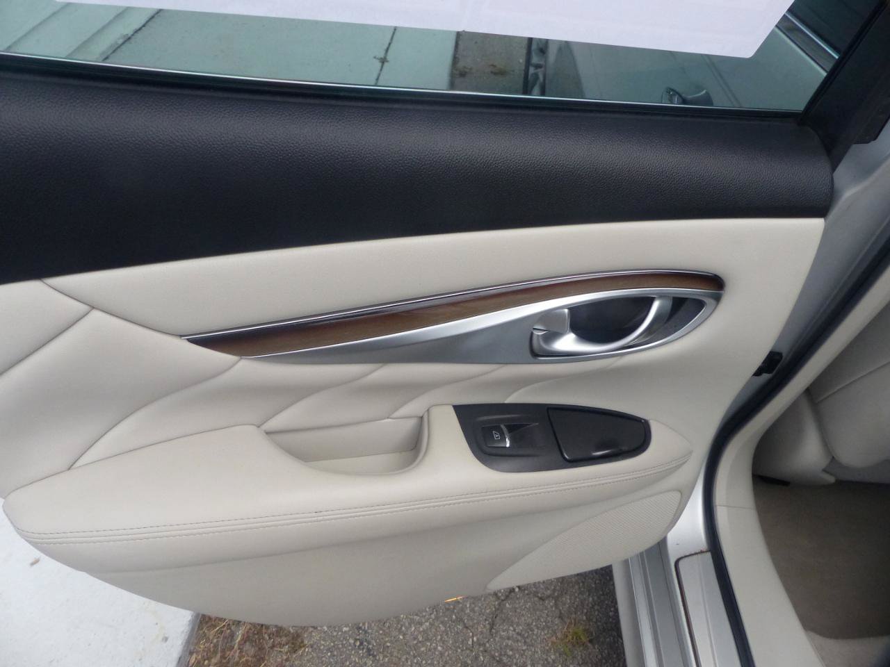 Used 2011 INFINITI M37 w/ Deluxe Touring Pkg RWD image 12