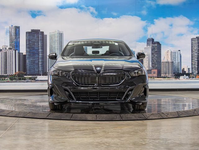 Used 2026 BMW 550e xDrive w/ Premium Package AWD/4WD image 3