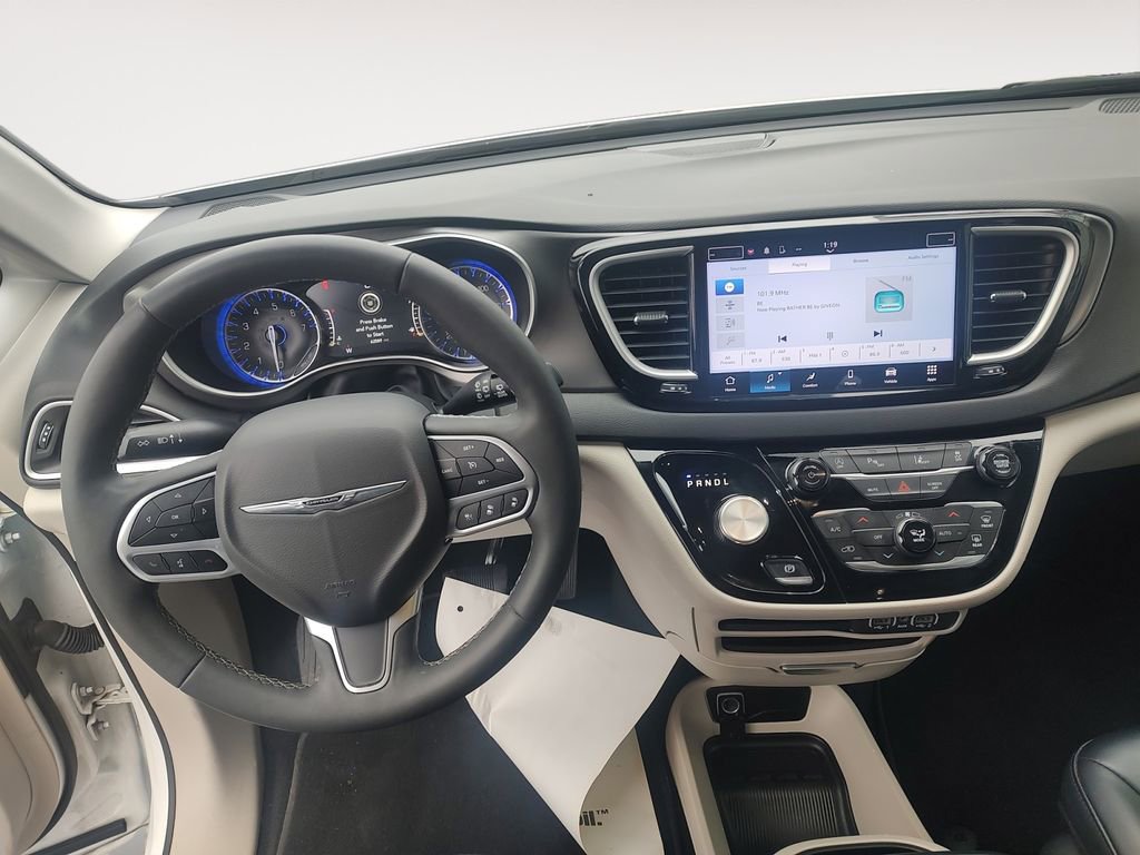 Used 2024 Chrysler Pacifica Touring-L FWD image 10