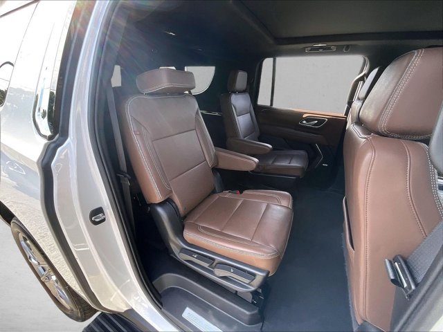 Used 2024 Chevrolet Suburban High Country RWD image 29