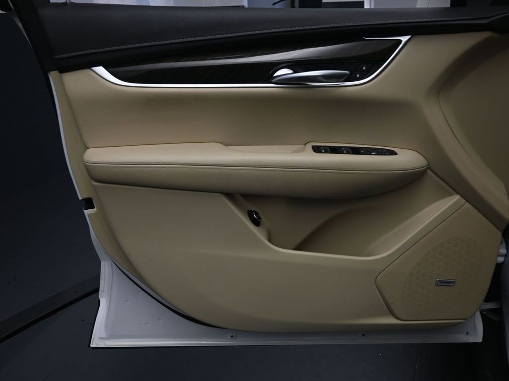 Used 2018 Cadillac XT5 FWD w/ LPO, Wheel Lock Package image 19