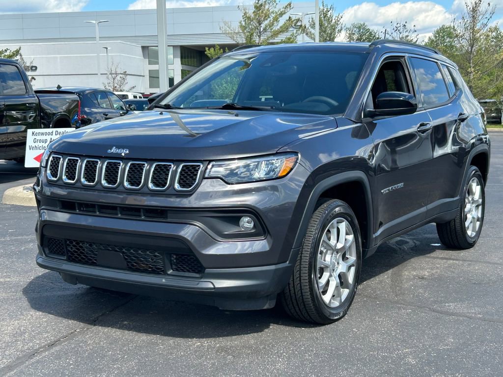 Used 2023 Jeep Compass Latitude AWD/4WD image 3