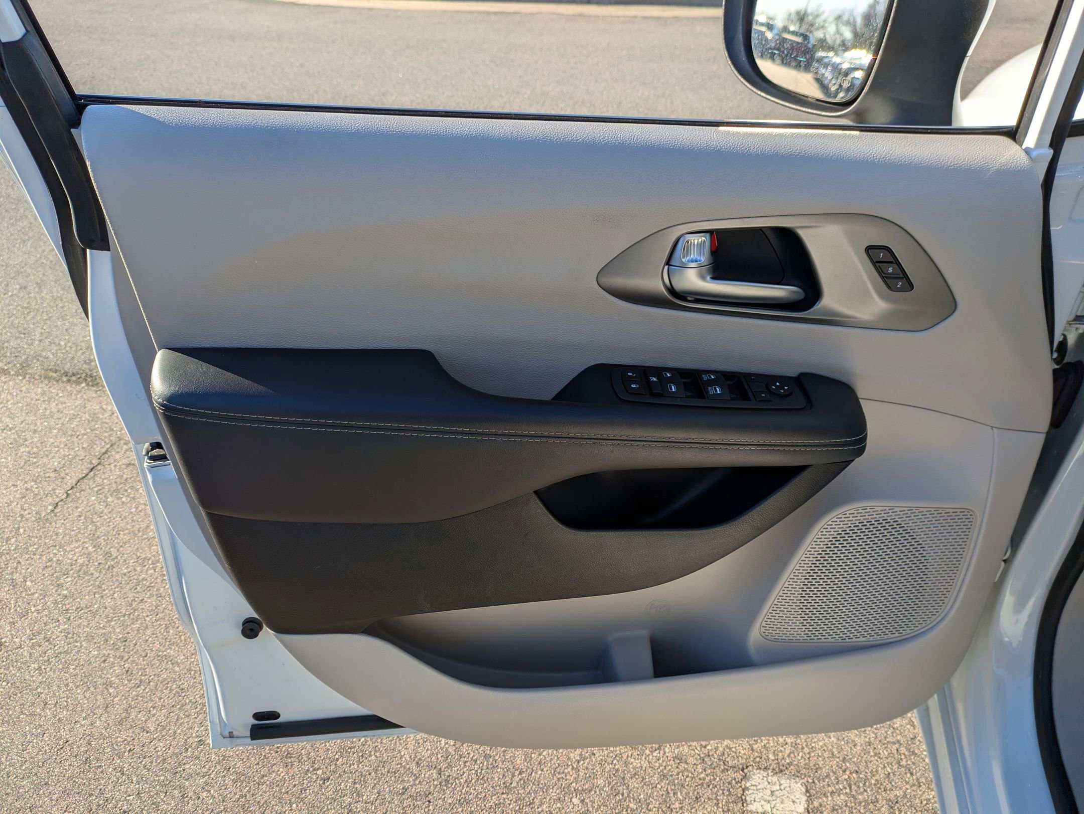 Used 2023 Chrysler Pacifica Touring-L image 15