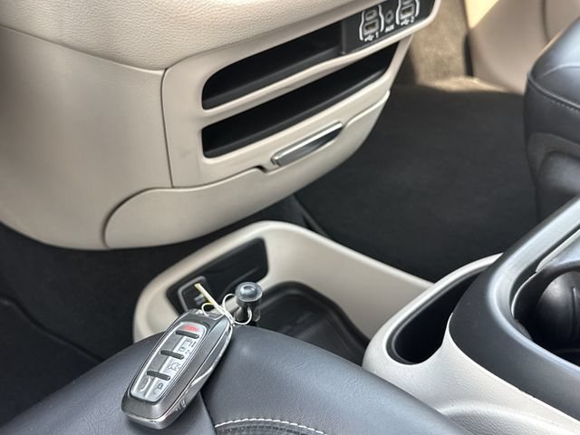 Used 2023 Chrysler Pacifica Touring-L FWD image 12