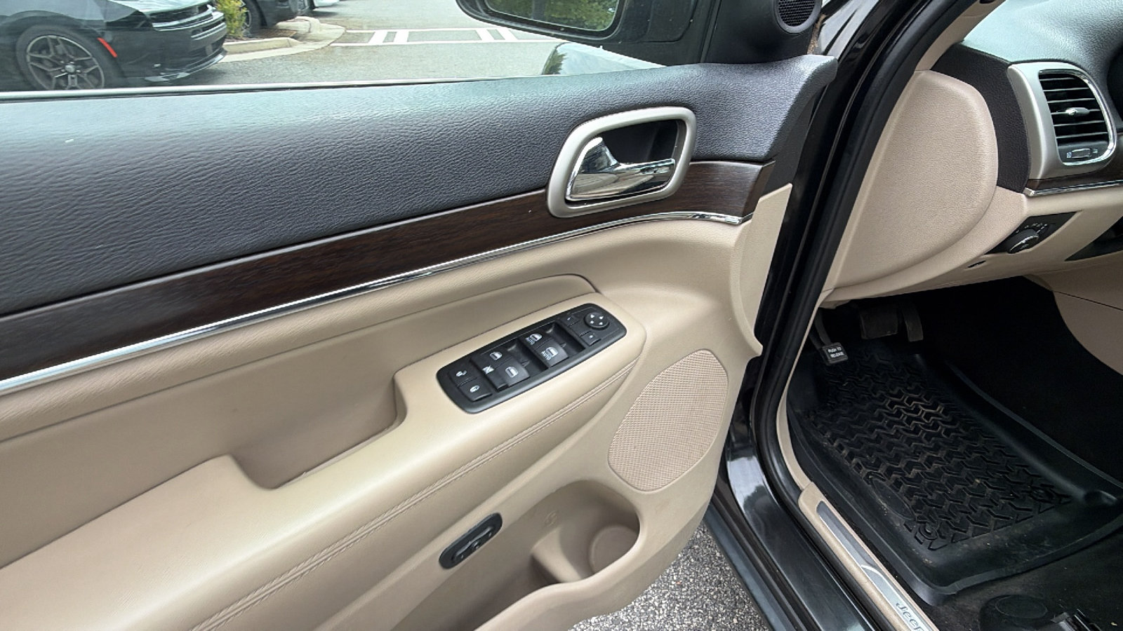 Used 2015 Jeep Grand Cherokee Limited w/ Luxury Group II AWD/4WD image 15