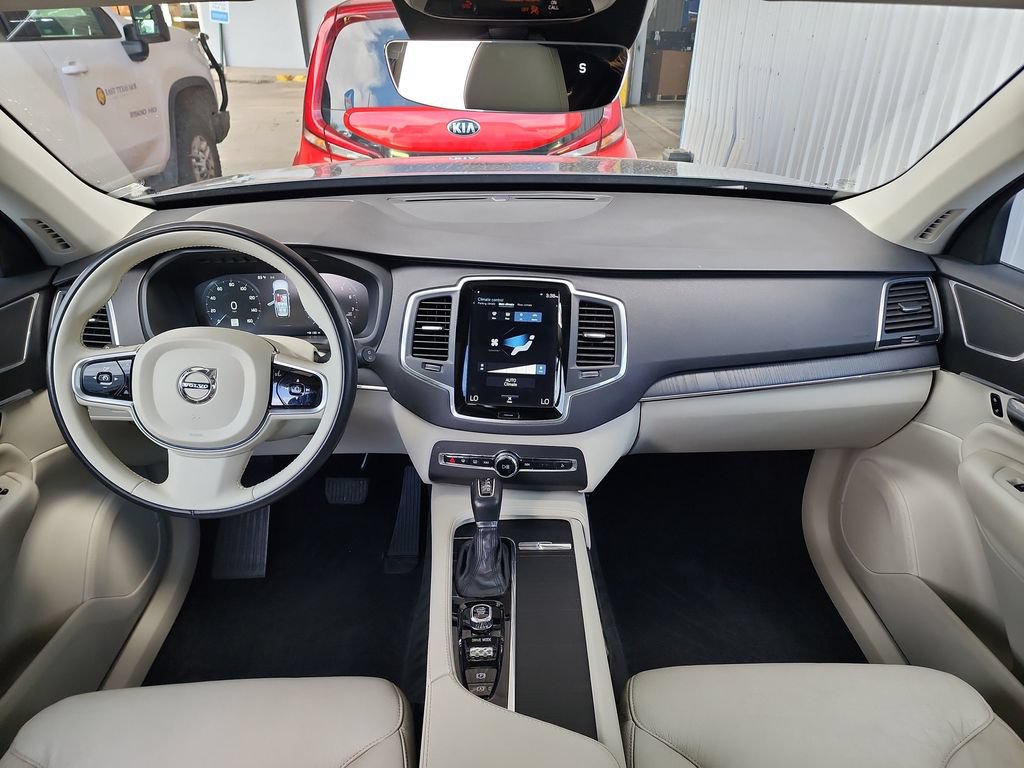 Used 2020 Volvo XC90 T5 Momentum w/ Protection Package Premier FWD image 18