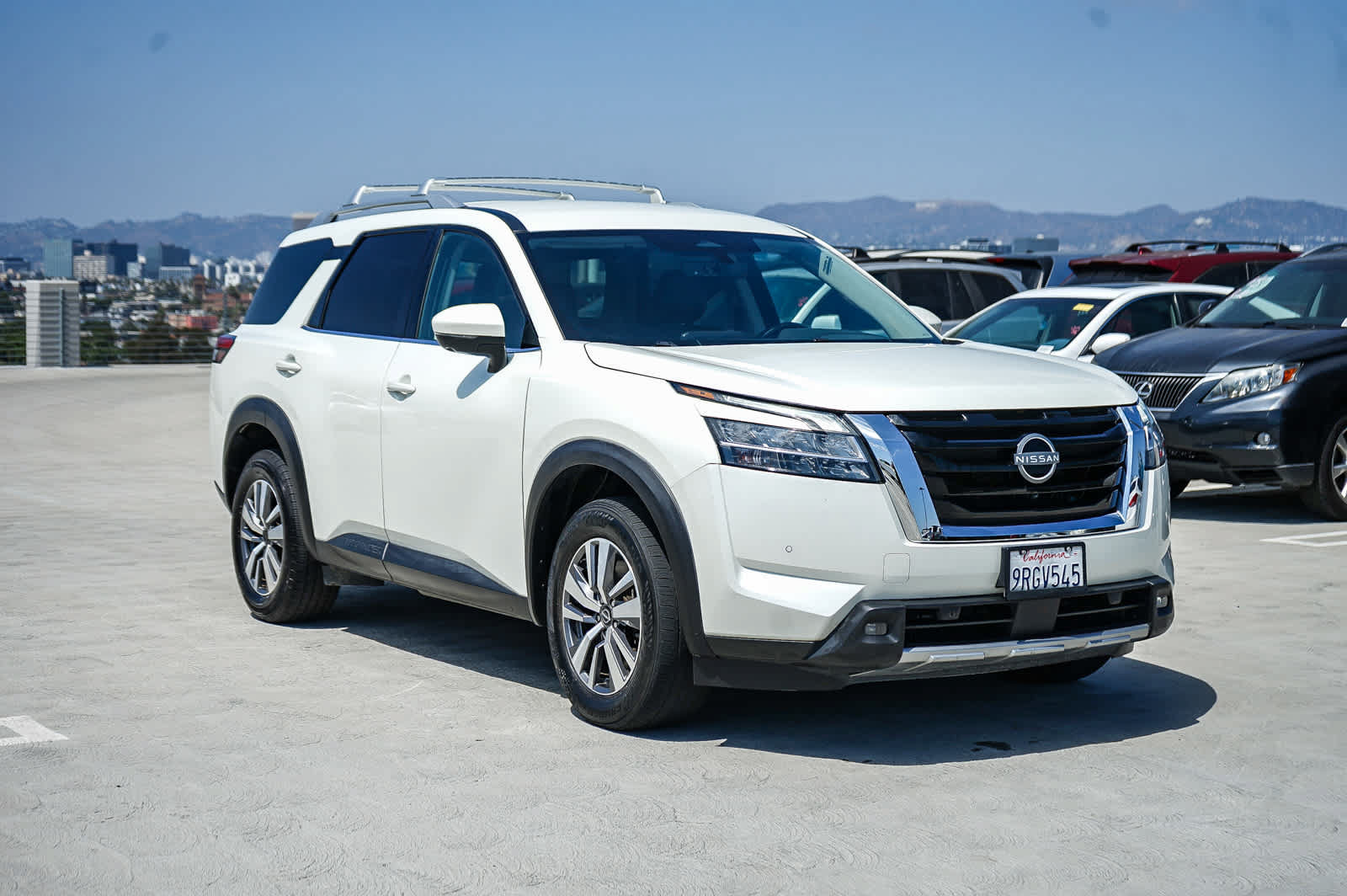 Used 2023 Nissan Pathfinder SL w/ Lighting Package (N92) FWD image 3
