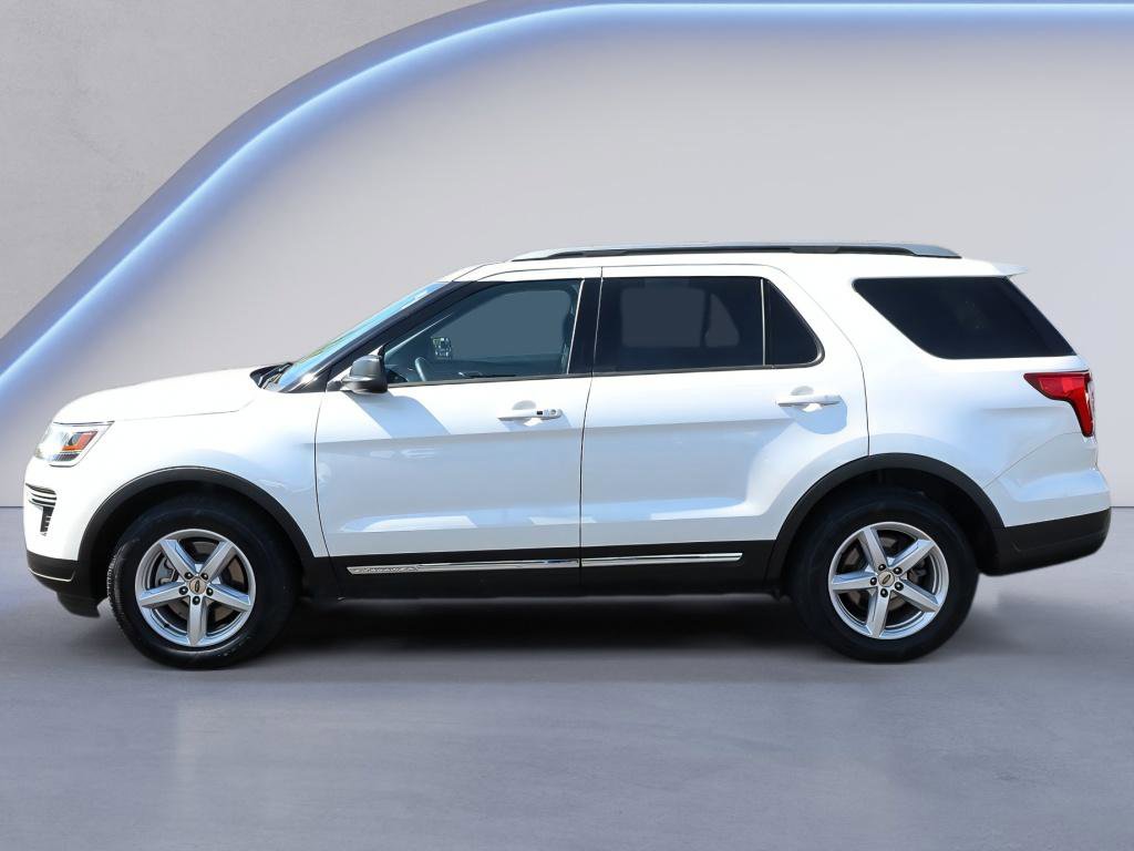 Used 2018 Ford Explorer XLT FWD image 3
