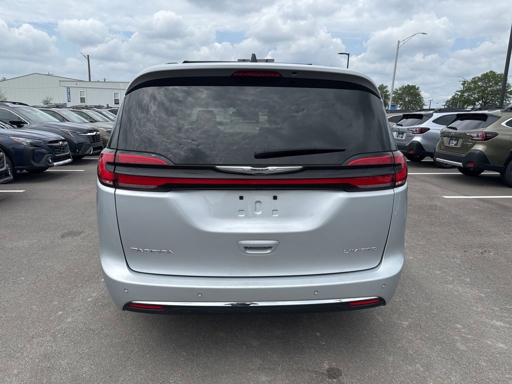 Used 2023 Chrysler Pacifica Limited image 5