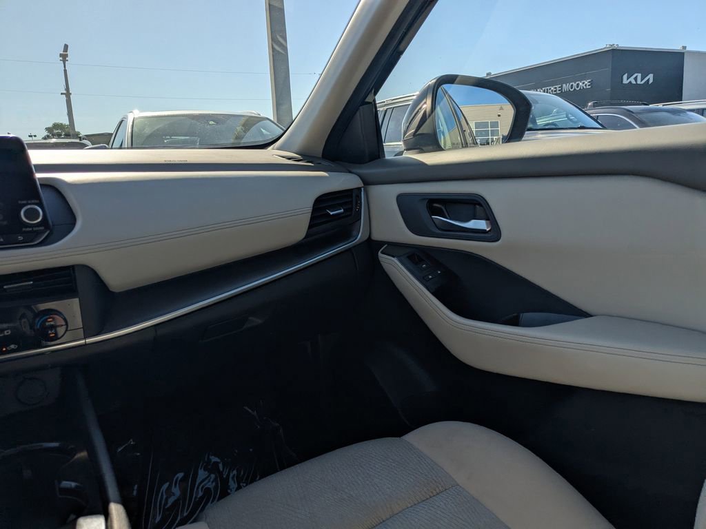 Used 2025 Nissan Rogue SV FWD image 16