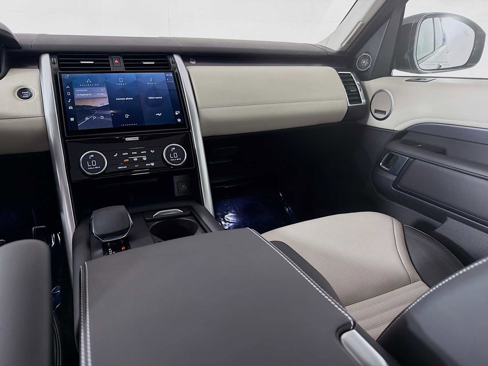 Used 2025 Land Rover Discovery Metropolitan Edition image 23