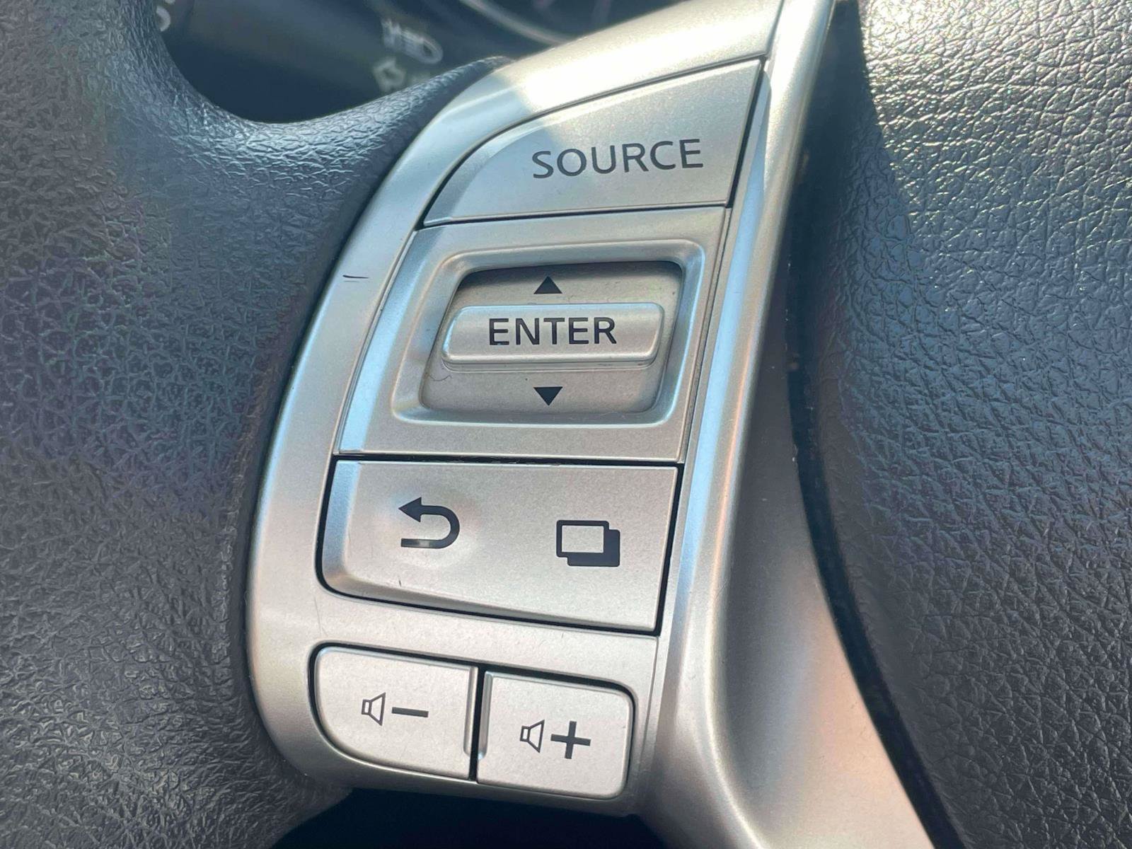 Used 2015 Nissan Rogue SV FWD image 18
