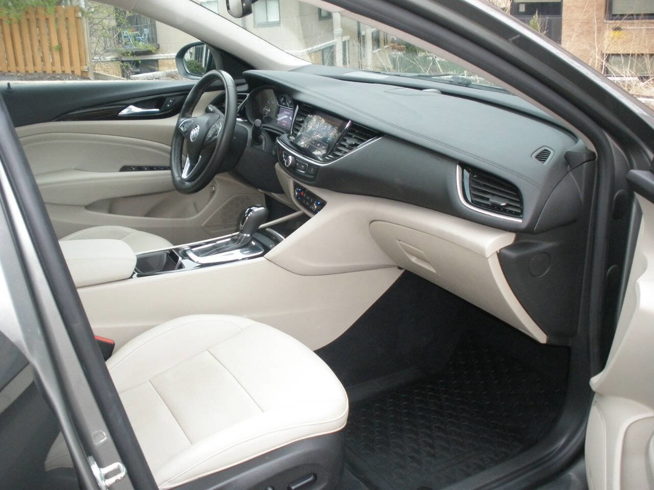 Used 2019 Buick Regal Essence w/ Driver Confidence Package I image 31