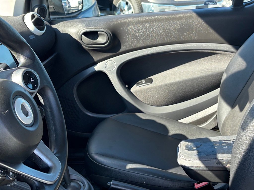 Used 2016 smart fortwo pure image 11